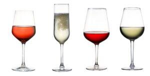 Verschiedene Gläser mit Rotwein