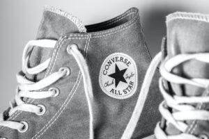 Schwarz-Weiß Bild von Converse Schuhen