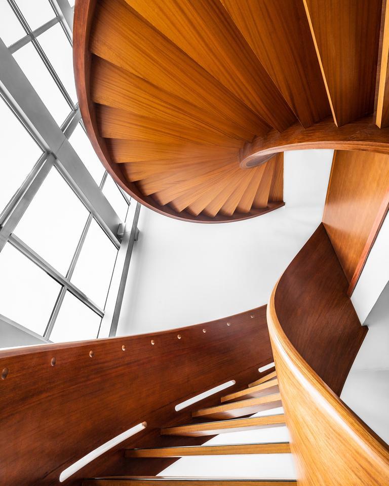 Architekturfotografie von brauner Holztreppe