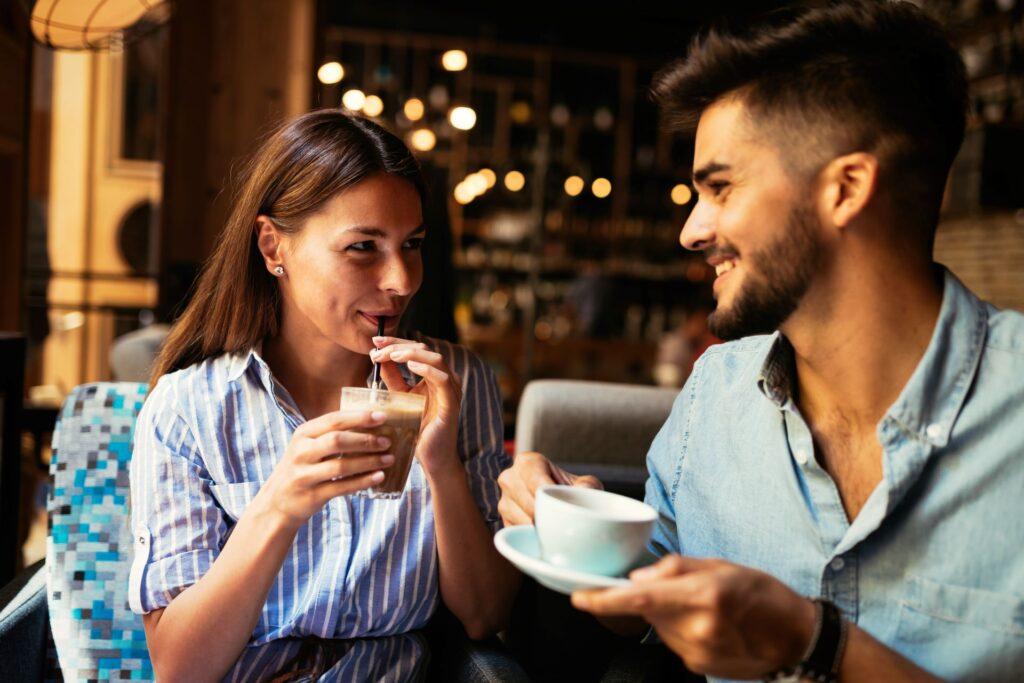 Ein Paar sitzt in einem gemütlichen Café und genießt Kaffee und Eiskaffee