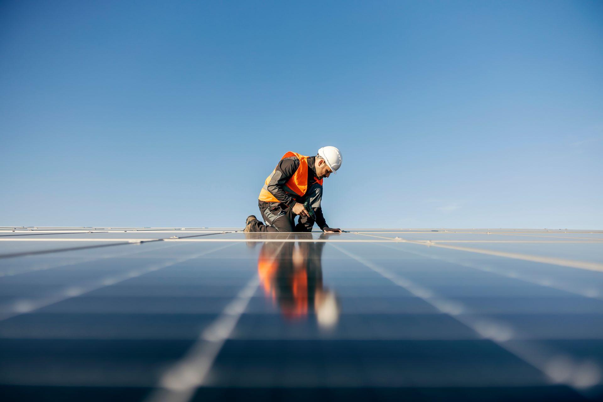 Installation einer Solaranlage auf einem Dach