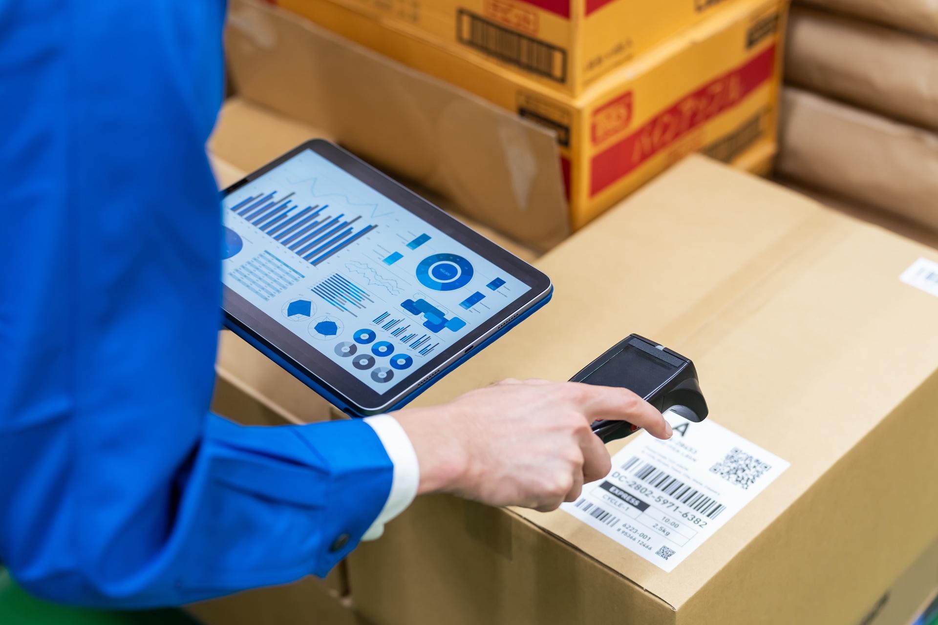 Arbeitsplatz mit Versand und Tablet-Nutzung | Barcodescanner

