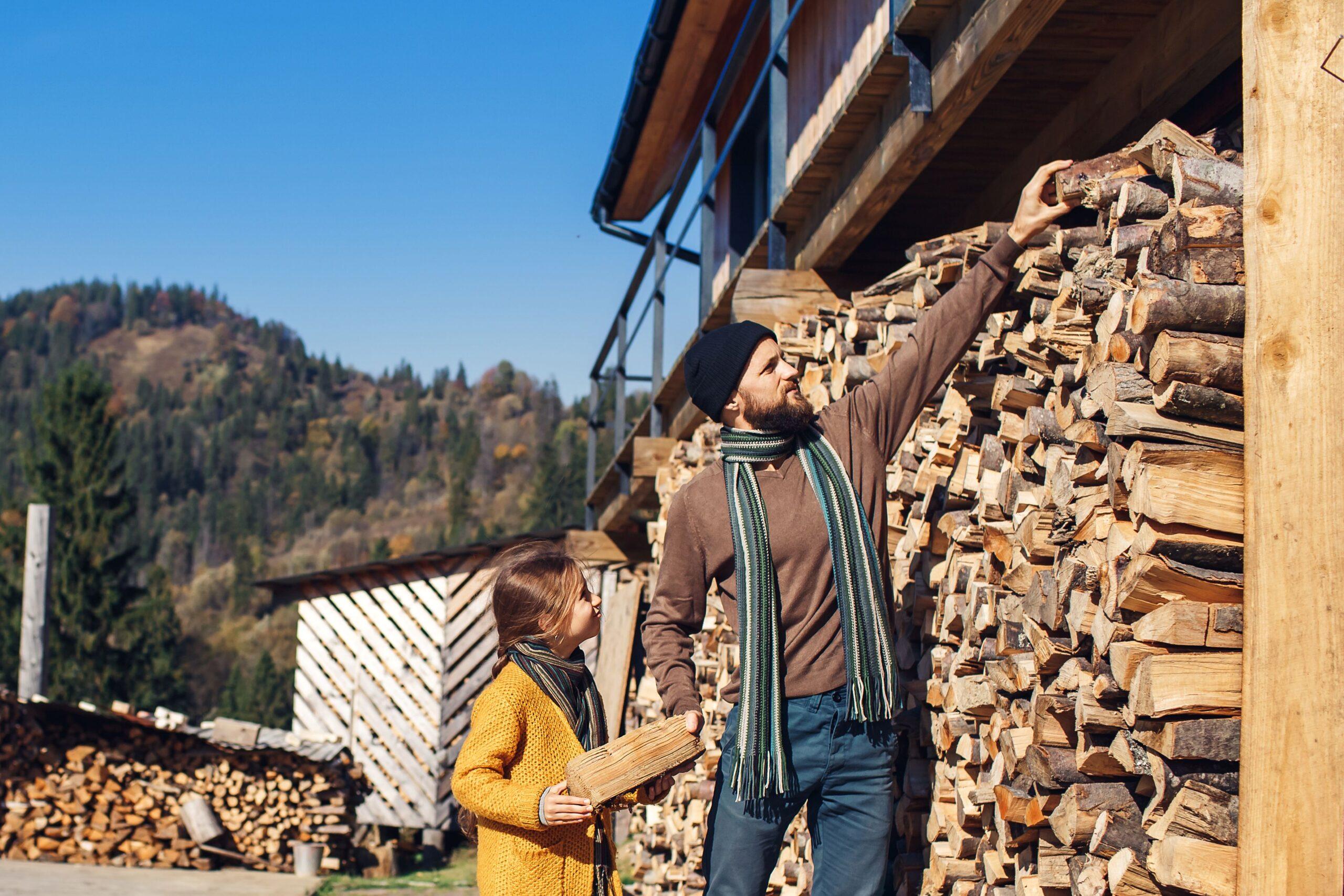 Brennholz bestellen Freising: Familie wählt regional gelagertes Holz am Holzstapel aus