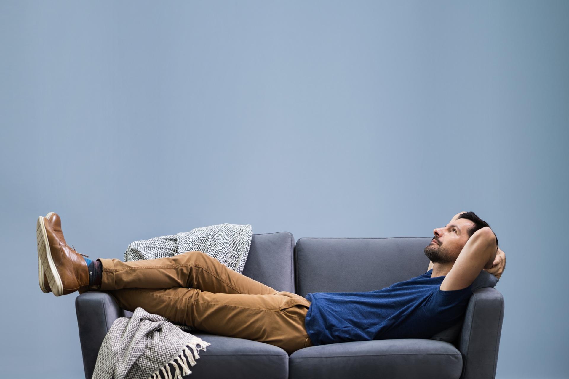 Mann liegt ruhig auf Sofa im Relaxmodus | Elf Bar 600 kaufen 