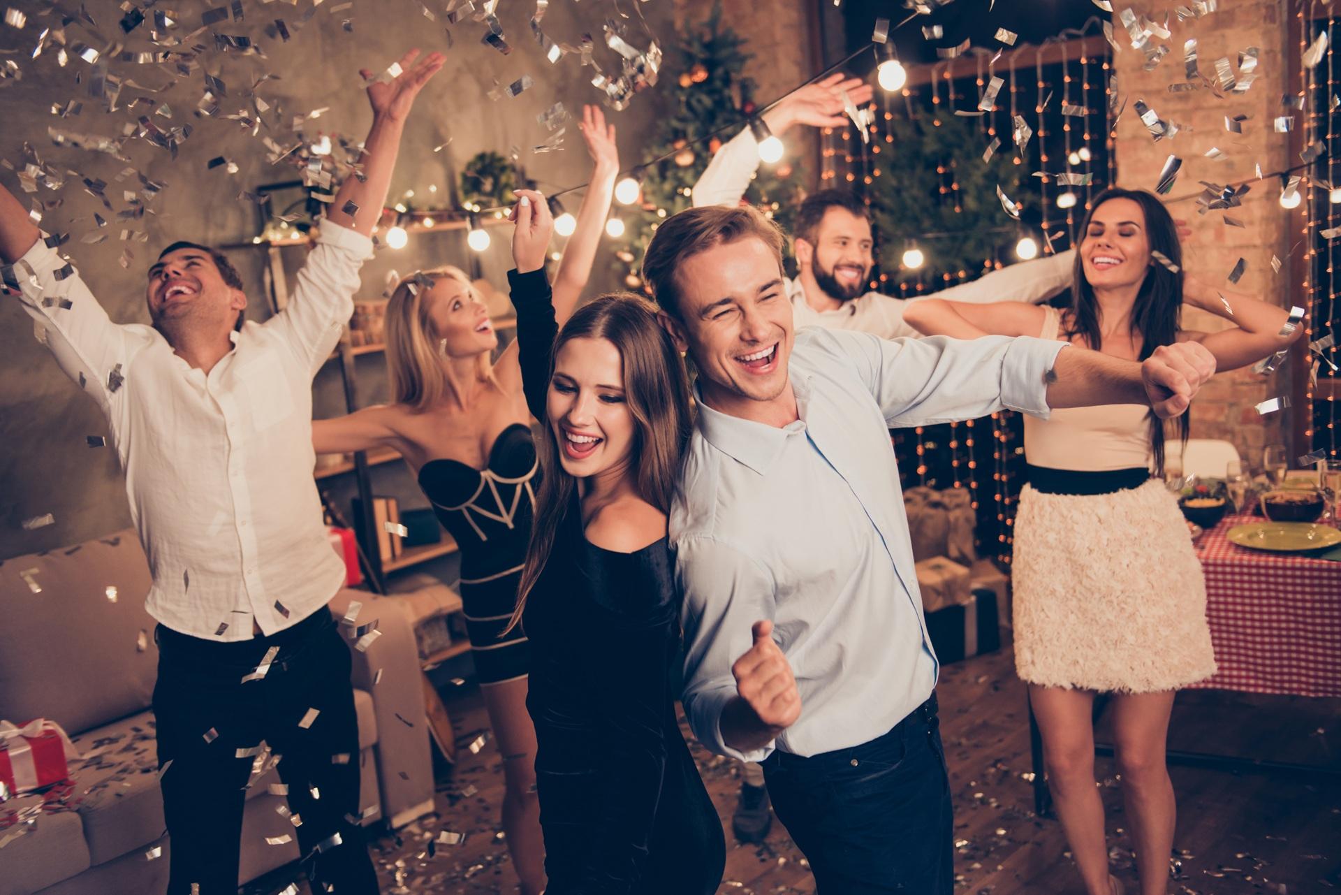 Wohnzimmerparty mit Freunden und Stehtisch | Stehtisch