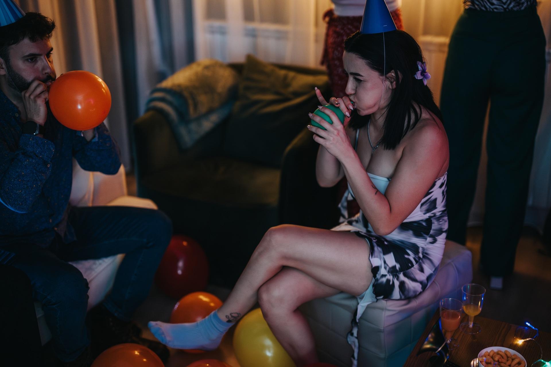 Freunde bereiten Party mit Ballons vor | Stehtisch