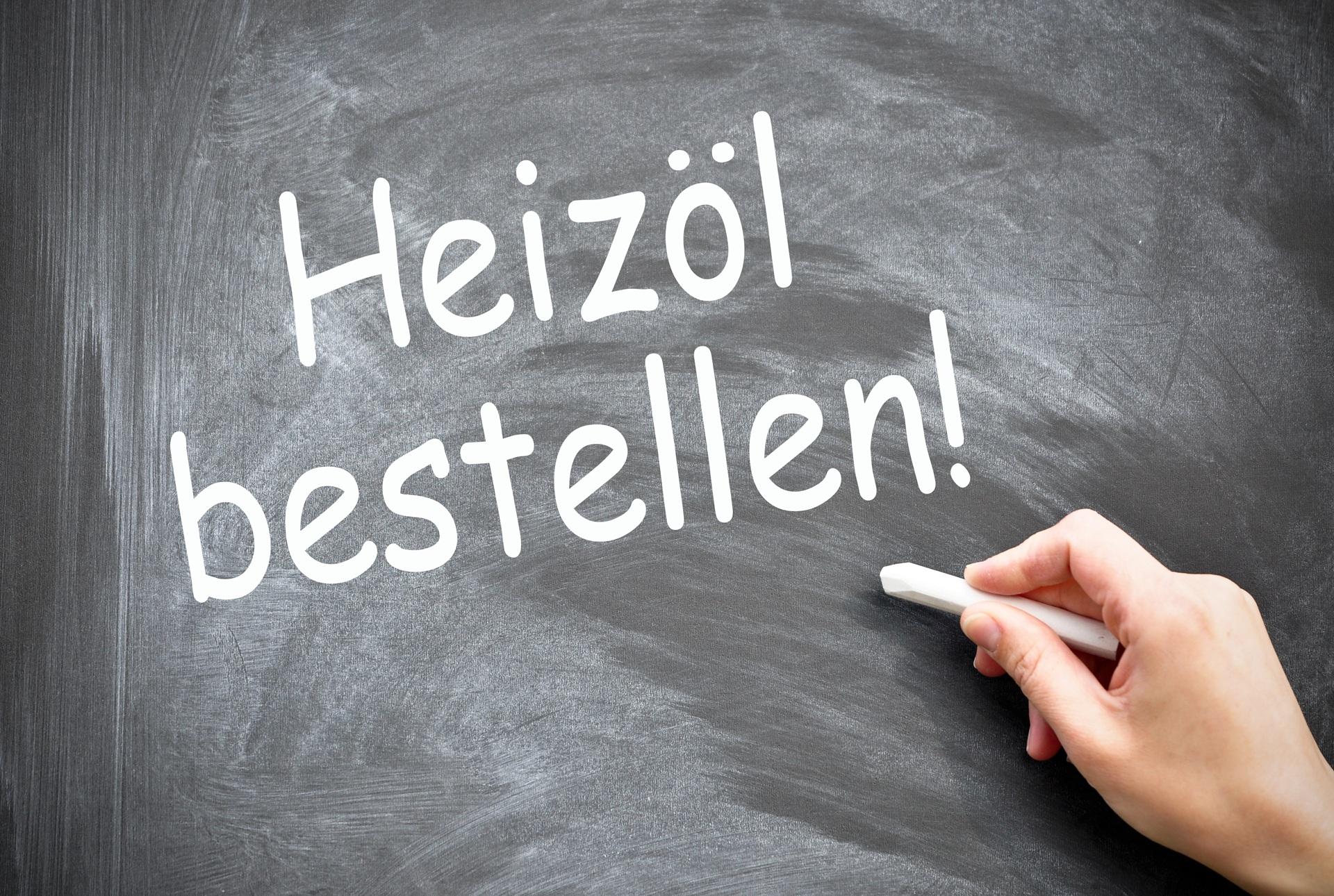 Aufschrift Heizöl bestellen auf Tafel | Heizölpreise in München