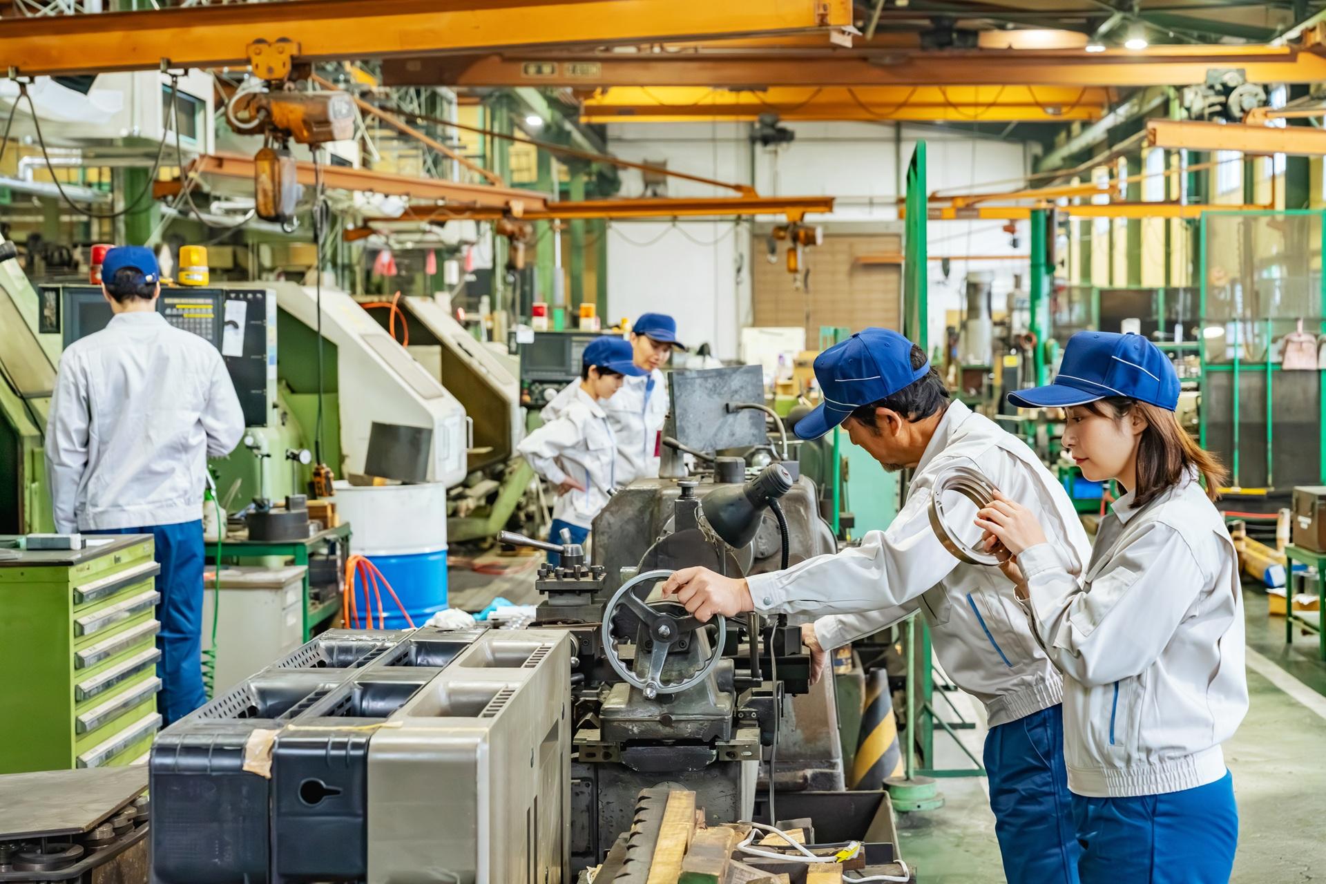 Mitarbeiter arbeiten an Industriemaschinen | Elektrokettenzug