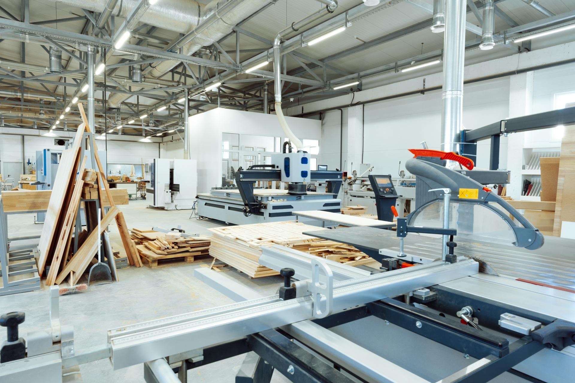 Werkstatt mit Maschinen und Holzplatten | Elektrokettenzug