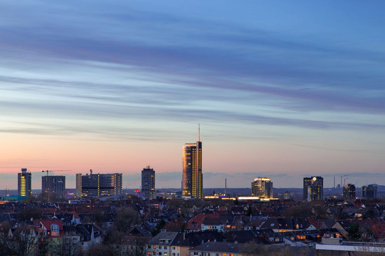 Laserzentrum Essen in moderner Skyline bei Sonnenuntergang mit Blick auf zentrale Gebaeude und medizinische Infrastruktur