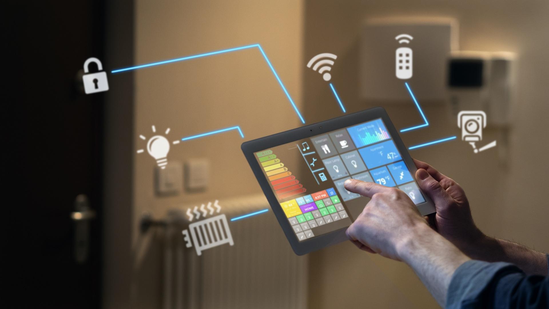 Tablet steuert Heizung und Beleuchtung im Smart Home | PV Großhandel